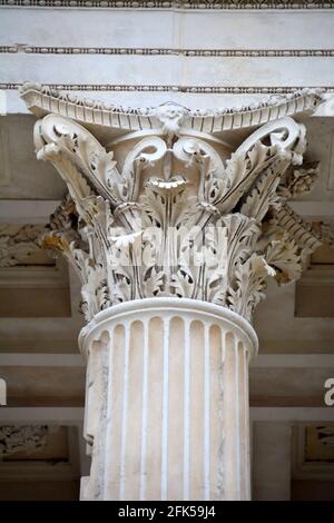 Capitale d'une colonne corinthienne décorée d'acanthus dans les pronaos d'un ancien temple romain à Nîmes, France Banque D'Images