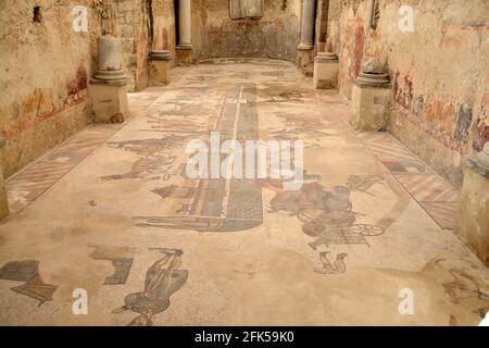 Ancien plancher de mosaïque romaine d'une course de chars dans le Cirque Maximus, Rome. Dans la ville classée au patrimoine mondial de l'UNESCO, les mosaïques romaines anciennes de la Villa Romana del Casale, S. Banque D'Images