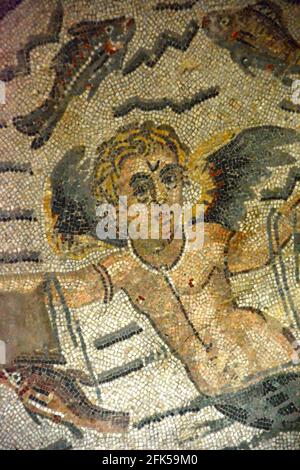 Détail d'une mosaïque romaine antique d'une pêche à la pupide blonde aux cheveux. Une allégorie pour trouver l'amour. Des mosaïques anciennes romaines classées au patrimoine mondial de l'UNESCO Banque D'Images