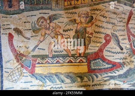 Vive mosaïque romaine antique de Cupids pêche. Une allégorie démontrant qu'il y a beaucoup de façons de trouver l'amour comme il y a beaucoup de façons de capturer Banque D'Images