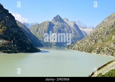 Le lac Grimsel en dessous du col Grimsel dans le canton de Berne, en Suisse Banque D'Images