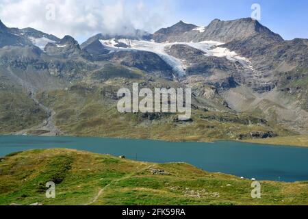 Le Piz Cambrena et le Lago Bianco ont vu du col Bernina dans le sud de la Suisse au-dessus de St Moritz. Banque D'Images