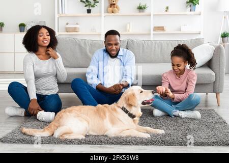 Allergie animale. Triste famille noire se grattant leur peau Banque D'Images