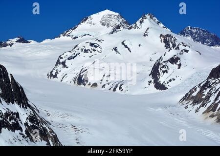 La grande Monch (centre) et de bâtiments sur le Jungfraujoch en haut de l'Aletsch Glacier dans les Alpes bernoises en Suisse. La cabane Konkordia peut ju Banque D'Images