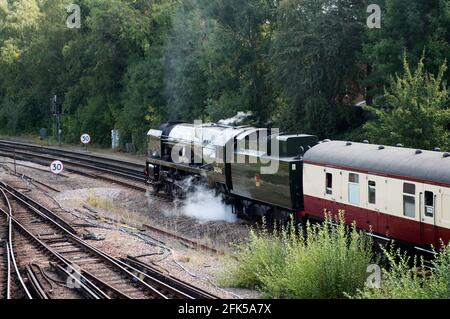 Locomotive à vapeur conservée et restaurée, 34064 'Braun' s'approche de Tonbridge avec un train spécial d'excursion au départ de Londres Banque D'Images