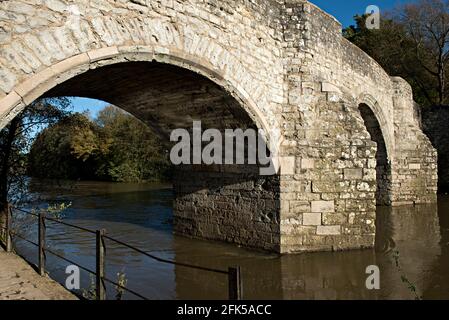 Pont de teston traversant la rivière Medway, entre Teston et West Farleigh dans le Kent, en Angleterre. Banque D'Images