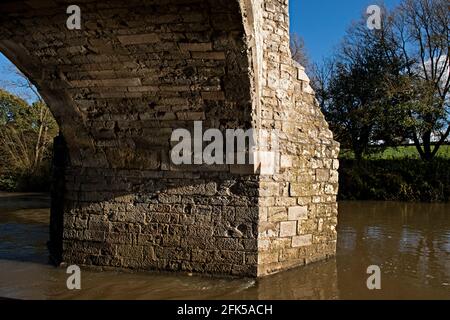 Pont de teston traversant la rivière Medway, entre Teston et West Farleigh dans le Kent, en Angleterre. Banque D'Images