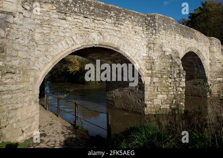 Pont de teston traversant la rivière Medway, entre Teston et West Farleigh dans le Kent, en Angleterre. Banque D'Images