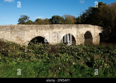 Pont de teston traversant la rivière Medway, entre Teston et West Farleigh dans le Kent, en Angleterre. Banque D'Images