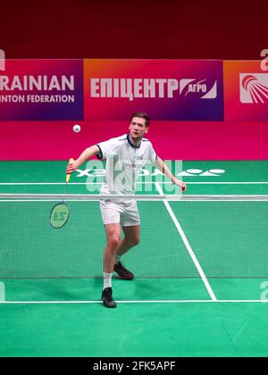 KIEV, UKRAINE - 27 AVRIL : Joran Kweekel pendant le 1er jour des 2021 championnats européens de badminton au Palais des sports le 27 avril 2021 à Kiev, Ukraine Banque D'Images