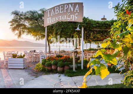 Lefkada, Grèce - 21 juillet 2020 : taverne Nikiana Beach au lever du soleil, île Lefkada, Grèce. Banque D'Images