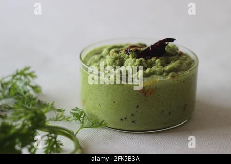 Condiment chaud et épicé frais fait maison avec de la coriandre, des échalotes à la noix de coco et du froid vert. Connu localement sous le nom de chutney de noix de coco à la coriandre. Prise de vue sur WHI Banque D'Images