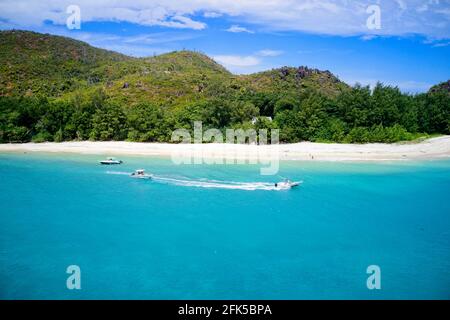 Champ de vision de drone de bateau à vitesse dans l'eau turquoise Curieuse Island, Seychelles. Banque D'Images