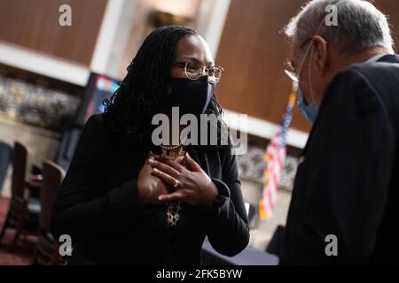 ÉTATS-UNIS - AVRIL 28 : Ketanji Brown Jackson, nommé juge du circuit des États-Unis pour le circuit du District de Columbia, accueille le sénateur américain Chuck Grassley (républicain de l'Iowa), membre du classement, Comité judiciaire du Sénat américain, Avant son audience de confirmation de la Commission judiciaire du Sénat dans l'édifice Dirksen du Bureau du Sénat à Washington, DC, le mercredi 28 avril 2021. Candace Jackson-Akiwumi, nommé juge du circuit américain pour le septième circuit, a également témoigné. Crédit : Tom Williams/Pool via CNP | utilisation dans le monde entier Banque D'Images