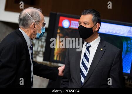 ÉTATS-UNIS - AVRIL 28 : Le sénateur américain Alex Padilla (démocrate de Californie), à droite, et le sénateur américain Chuck Grassley (républicain de l'Iowa), membre de rang de la Commission judiciaire du Sénat américain, arrivent pour l'audition de confirmation de la Commission judiciaire du Sénat à Dirksen, bâtiment du Sénat à Washington, DC, le mercredi 28 avril 2021. Ketanji Brown Jackson, nommé juge du circuit américain pour le circuit du District de Columbia, et Candace Jackson-Akiwumi, nommé juge du circuit américain pour le septième circuit, ont témoigné sur le premier panel. Crédit : Tom Williams/Pool via CNP | états-unis Banque D'Images