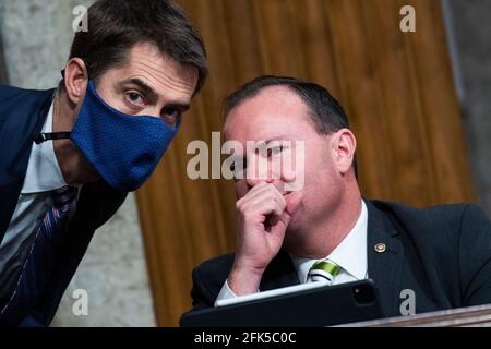 ÉTATS-UNIS - 28 AVRIL : le sénateur des États-Unis Mike Lee (républicain de l'Utah), à droite, et le sénateur américain Tom Cotton (républicain de l'Arkansas), assistent à l'audience de confirmation de la Commission judiciaire du Sénat dans l'édifice Dirksen du Bureau du Sénat à Washington, DC, le mercredi 28 avril 2021. Ketanji Brown Jackson, nommé juge du circuit américain pour le circuit du District de Columbia, et Candace Jackson-Akiwumi, nommé juge du circuit américain pour le septième circuit, ont témoigné sur le premier panel. Crédit : Tom Williams/Pool via CNP | utilisation dans le monde entier Banque D'Images