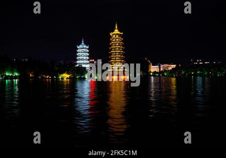 Les pagodes Soleil et Lune à Guilin ont été reconstruites en 2001, ici vu illuminés la nuit. Guilin, Guangxi, Chine Banque D'Images