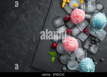 Glace à la cerise avec baies glacées sur fond clair. Banque D'Images