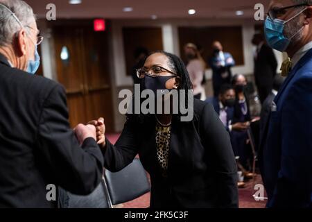 ÉTATS-UNIS - AVRIL 28 : Ketanji Brown Jackson, nommé juge du circuit des États-Unis pour le circuit du District de Columbia, accueille le sénateur américain Chuck Grassley (républicain de l'Iowa), membre du classement, Comité judiciaire du Sénat américain, Avant son audience de confirmation de la Commission judiciaire du Sénat dans l'édifice Dirksen du Bureau du Sénat à Washington, DC, le mercredi 28 avril 2021. Candace Jackson-Akiwumi, nommé juge du circuit américain pour le septième circuit, a également témoigné. Crédit : Tom Williams/Pool via CNP | utilisation dans le monde entier Banque D'Images