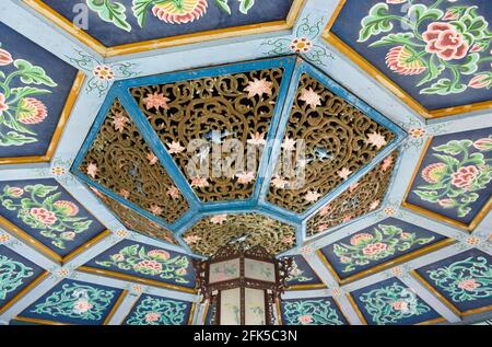 Les pagodes Soleil et Lune à Guilin ont été reconstruites en 2001.détail d'un plafond reconstruit. Guilin, Guangxi, Chine Banque D'Images