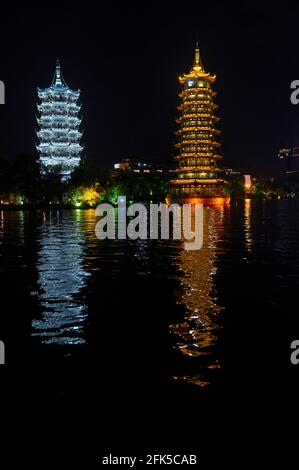 Les pagodes Soleil et Lune à Guilin ont été reconstruites en 2001, ici vu illuminés la nuit. Guilin, Guangxi, Chine Banque D'Images