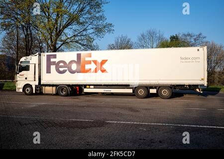 Pabst MAN TGX camion avec remorque FedEx dans la zone de repos de l'autoroute. Banque D'Images