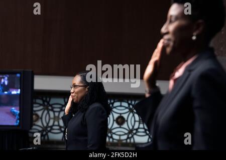 États-Unis. 28 avril 2021. Ketanji Brown Jackson, à gauche, nommé juge du circuit américain pour le circuit du district de Columbia, Et Candace Jackson-Akiwumi, nominé pour être juge du circuit des États-Unis pour le septième circuit, sont assermentés lors de leur audience de confirmation de la Commission judiciaire du Sénat dans l'édifice Dirksen du Bureau du Sénat à Washington, DC, le mercredi 28 avril 2021. Crédit : Tom Williams/Pool via CNP/Media Punch/Alay Live News Banque D'Images