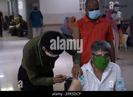 Dhaka, Bangladesh. 27 avril 2021. DHAKA, BANGLADESH - avril 28 : un personnel médical inocule un homme avec le vaccin contre le coronavirus Covid-19 à l'hôpital de 250 lits pour la tuberculose alors que la vaccination a commencé dans tout le pays le 28 avril 2021, à Dhaka, au Bangladesh.( Credit: SIPA USA/Alamy Live News Banque D'Images