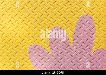 Mur en béton peint avec peinture rose et jaune. Arrière-plan, texture Banque D'Images