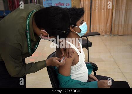Dhaka, Bangladesh. 27 avril 2021. DHAKA, BANGLADESH - avril 28 : un personnel médical inocule un homme avec le vaccin contre le coronavirus Covid-19 à l'hôpital de 250 lits pour la tuberculose alors que la vaccination a commencé dans tout le pays le 28 avril 2021, à Dhaka, au Bangladesh.( Credit: SIPA USA/Alamy Live News Banque D'Images