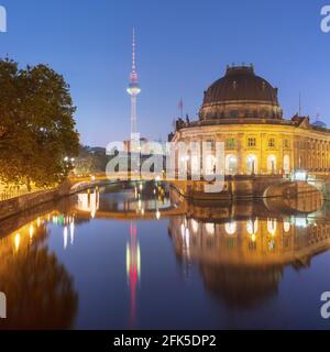 Le Musée de la Bode et Fernsehturm le long de la Spree, Berlin, Allemagne. Banque D'Images