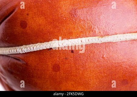 Gros plan de la gaine de saucisse fumée avec corde. Macro. La photo peut être utilisée comme arrière-plan entier. Banque D'Images