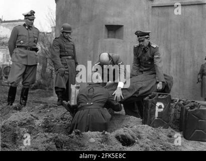 L'élimination du corps d'ADOLF HITLER après son suicide dans DER LETZTE AKT / LES DIX DERNIERS JOURS 1955 réalisateur GEORG WILHELM PABST roman Michael A. Mussmanno écrivains Erich Maria Remarque et Fritz Habeck conseiller Traudl Junge Cosmopol-film / Columbia film-Verleih Banque D'Images