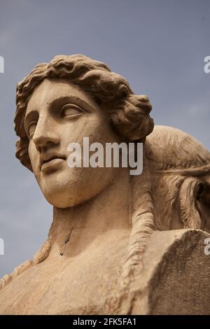 Statue en pierre de l'herm à l'intérieur du stade panathénaïque, stade olympique moderne original, Athènes, Grèce Banque D'Images