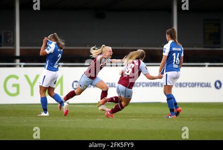 Freya Gregory (au centre à gauche) d'Aston Villa célèbre le premier but du match de la Super League féminine FA au stade SportNation.bet, Solihull. Date de la photo: Mercredi 28 avril 2021. Banque D'Images