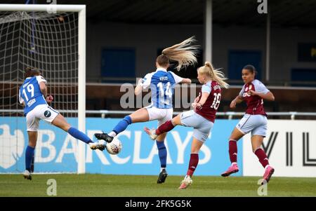 Freya Gregory (au centre à droite) d'Aston Villa marque le premier but du match de la Super League des femmes de la FA au stade SportNation.bet, Solihull. Date de la photo: Mercredi 28 avril 2021. Banque D'Images