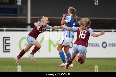 Freya Gregory (à gauche) d'Aston Villa célèbre le premier but du match de sa partie lors du match de la Super League des femmes FA au stade SportNation.bet, Solihull. Date de la photo: Mercredi 28 avril 2021. Banque D'Images