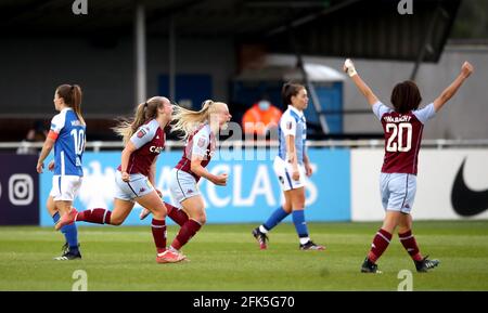 Freya Gregory (au centre) d'Aston Villa marque le premier but de son côté lors du match de la Super League des femmes de la FA au stade SportNation.bet, Solihull. Date de la photo: Mercredi 28 avril 2021. Banque D'Images