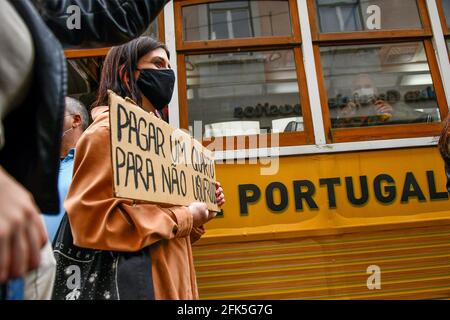 Lisbonne, Portugal. 28 avril 2021. Une affiche de femme pendant la manifestation.les associations d'étudiants de l'université au Portugal ont appelé à une protestation contre les frais scolaires. Selon les leaders étudiants, la "question d'une éducation juste et démocratique" est en jeu. (Photo de Jorge Castellanos/SOPA Images/Sipa USA) crédit: SIPA USA/Alay Live News Banque D'Images