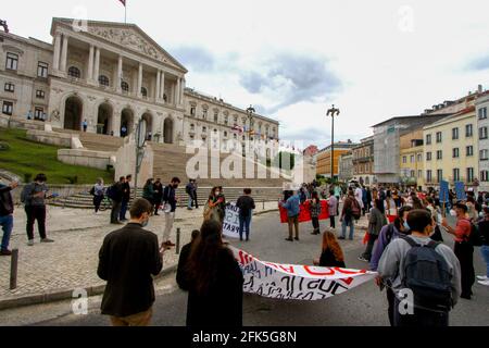 Lisbonne, Portugal. 28 avril 2021. Les étudiants détiennent une bannière faisant allusion à la crise universitaire pendant la manifestation.les associations d'étudiants de l'université au Portugal ont appelé à une protestation contre les frais d'école. Selon les leaders étudiants, la "question d'une éducation juste et démocratique" est en jeu. (Photo de Jorge Castellanos/SOPA Images/Sipa USA) crédit: SIPA USA/Alay Live News Banque D'Images