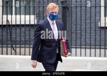 Le député et ministre de la Culture, Oliver Dowden, quitte le no 10 Downing Street le mercredi 28 avril 2021 Banque D'Images