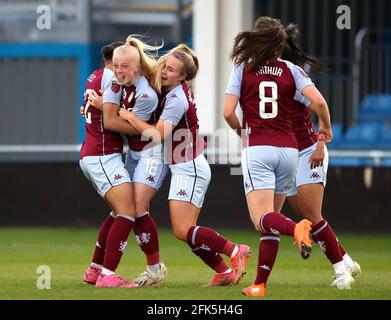 Freya Gregory (deuxième à gauche) d'Aston Villa célèbre le premier but du match de la Super League féminine FA au stade SportNation.bet, Solihull. Date de la photo: Mercredi 28 avril 2021. Banque D'Images