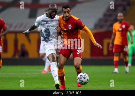 ISTANBUL, TURQUIE - AVRIL 28: Ismael Diomande de Konyaspor et Mostafa Mohamed de Galatasaray bataille pour possession pendant le match Super LIG entre Galatasaray SK et Konyaspor au stade Turk Telekom le 28 avril 2021 à Istanbul, Turquie (Orange Pictures) Banque D'Images