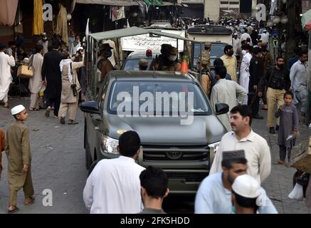 Peshawar. 28 avril 2021. Des soldats pakistanais patrouillent dans un marché du nord-ouest du Pakistan à Peshawar le 28 avril 2021. Des troupes de l'armée pakistanaise ont été déployées dans 16 villes du pays pour assurer le respect par le public des directives de la COVID-19. Credit: Saeed Ahmad/Xinhua/Alay Live News Banque D'Images