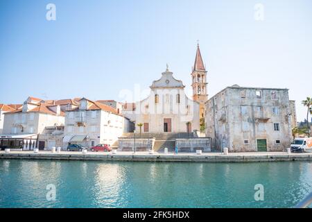 Milna, Croatie - 1.04.2021: À l'eau de la ville de Milna en Croatie Banque D'Images