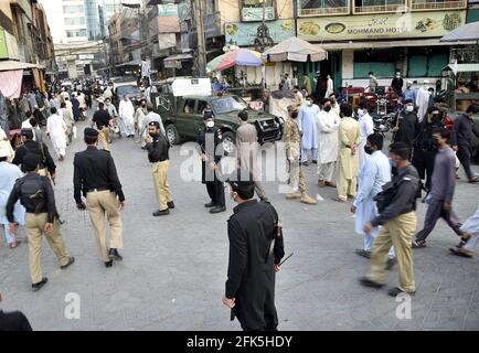Peshawar. 28 avril 2021. Des soldats et des policiers pakistanais patrouillent dans un marché du nord-ouest du Pakistan à Peshawar le 28 avril 2021. Des troupes de l'armée pakistanaise ont été déployées dans 16 villes du pays pour assurer le respect par le public des directives de la COVID-19. Credit: Saeed Ahmad/Xinhua/Alay Live News Banque D'Images