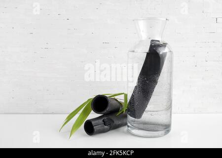 Filtre à eau naturel au charbon de bois Bamboo. Concept de la désodorisation, de la filtration de l'air et de l'eau purificateur. Banque D'Images