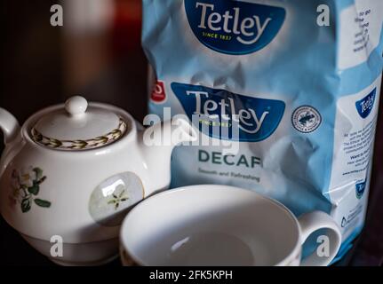 Norwich, Norfolk, Royaume-Uni – avril 28 2021. Gros plan et attention sélective sur les sachets de thé Tetley décaféiné à côté d'une petite tasse de thé et d'une théière. Dep. Intentionnel peu profonde Banque D'Images