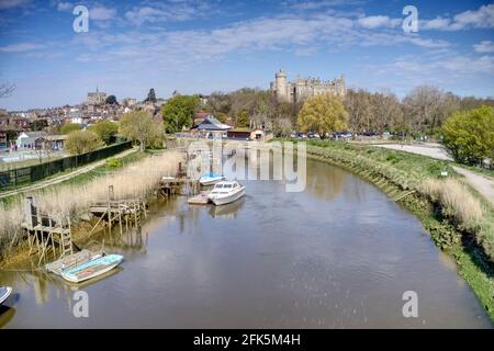 Arundel Town photo aérienne de la rivière Arun avec le château et la cathédrale en vue de cette destination touristique populaire dans le West Sussex. Banque D'Images