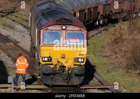 66115 se dirige vers le sud en traversant Tondu avec un train d'acier qui enfile une possession technique de la ligne principale du pays de Galles du Sud entre Margam et Bridgend. Banque D'Images